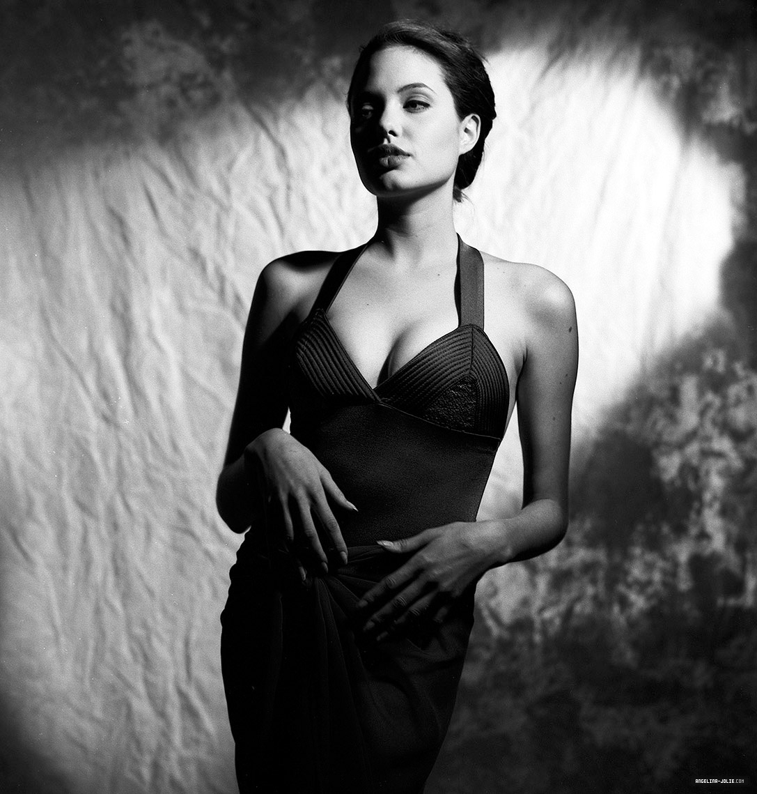 Идеальная фигура и изящный образ Анджелины Джоли на фото в купальнике